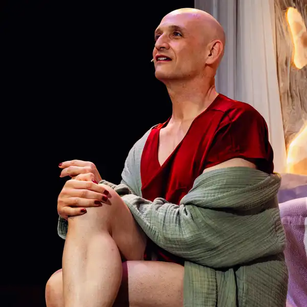 Szenenfoto: Szenenfoto: Drew Sarich in einer ruhigen, emotionalen Sequenz auf der Bühne.