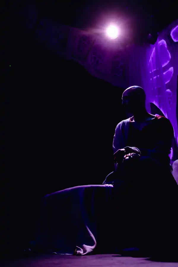 Szenenfoto: Drew Sarich als Silhouette im Scheinwerferlicht im Musical Amanda.